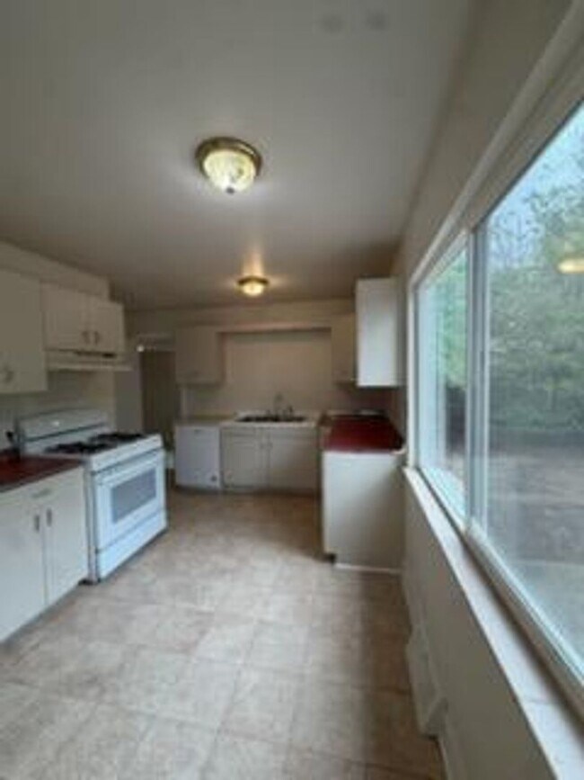 Building Photo - Spacious 5 Bedroom Home Near UNC with Large Yard & Off-Street Parking