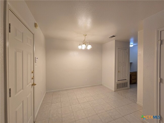 Building Photo - 1411 Nicholas Cir