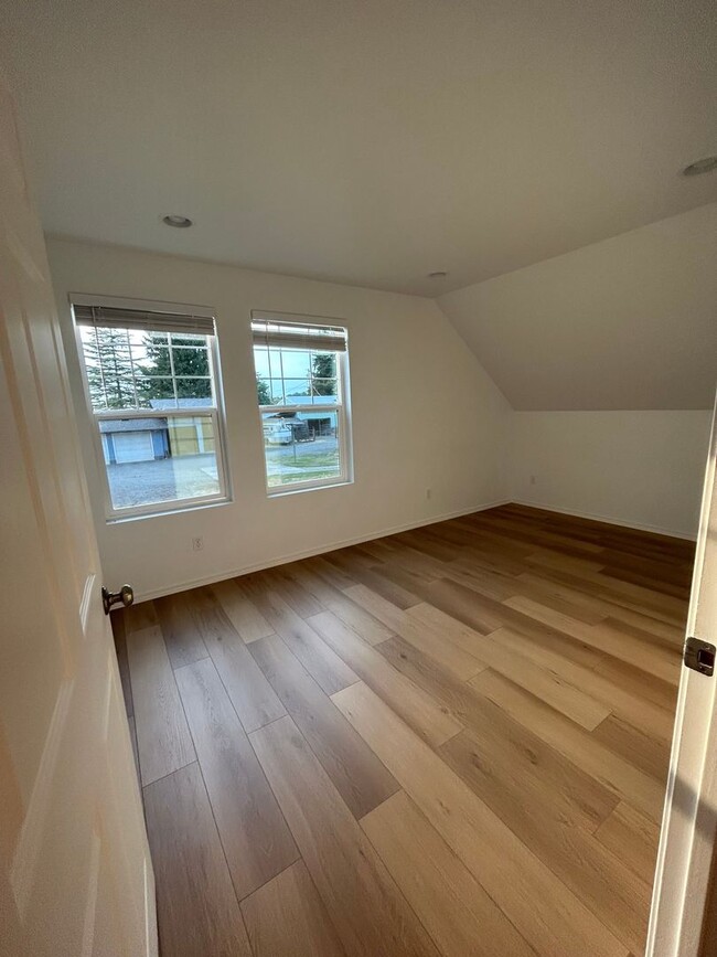 Building Photo - Lake Stevens 1 Bed, 1 Bath Top Floor of Ca...