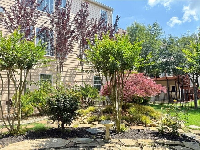 Building Photo - 585 Marylebone Dr