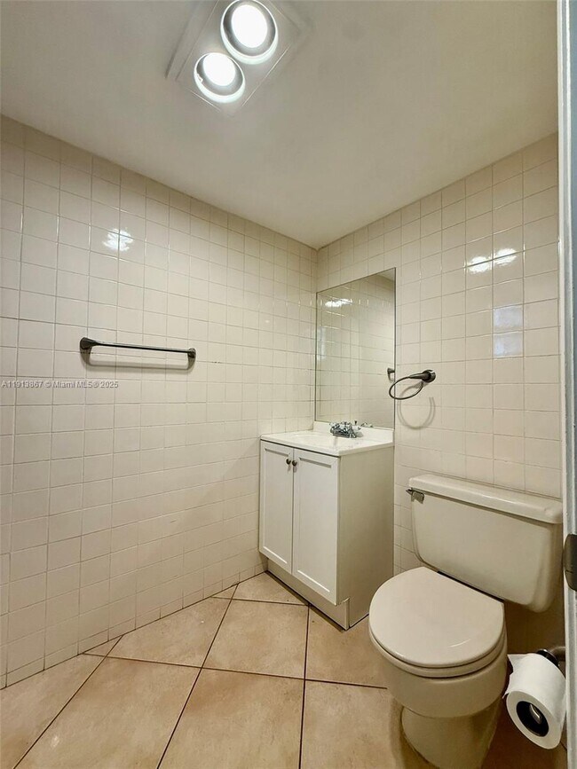 Building Photo - 555 NE 30th St