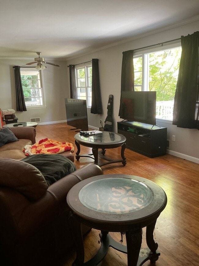 Building Photo - 3 bedroom 2 bathroom house conveniently lo...