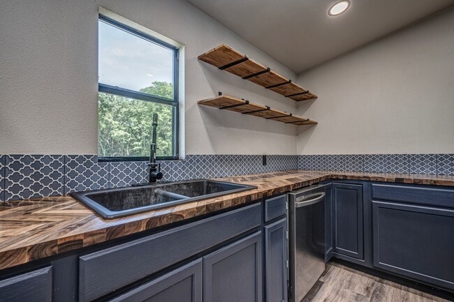 Building Photo - 4 Bedroom 2 Bath