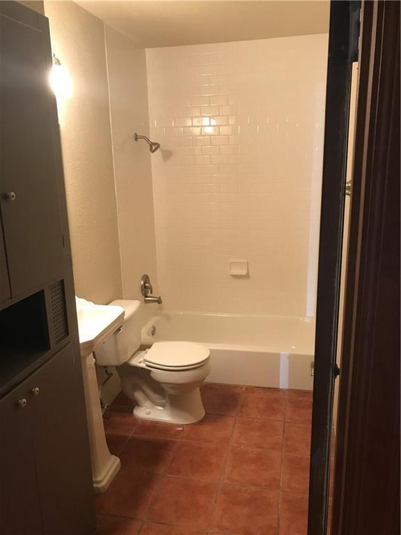 Building Photo - 1501 W 40th St