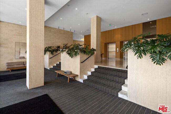 Building Photo - 999 N Doheny Dr