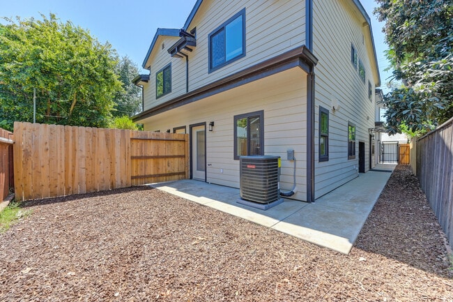 Building Photo - 2009 Chinatown Alley