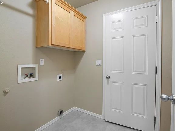 Building Photo - "Charming 3-Bed Oasis in Monmouth with Cozy Fireplace & Stylish Furnishings!"