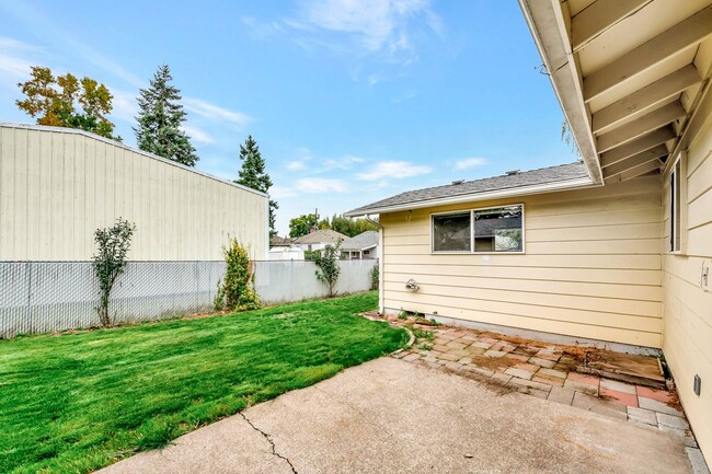 Building Photo - Savage / Ellis Duplex