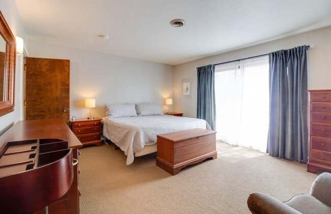Building Photo - Fantastic 3-Bdr Home with Private Airport ...