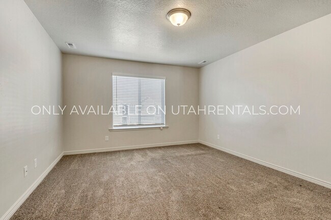 Building Photo - 2586 E 600 N