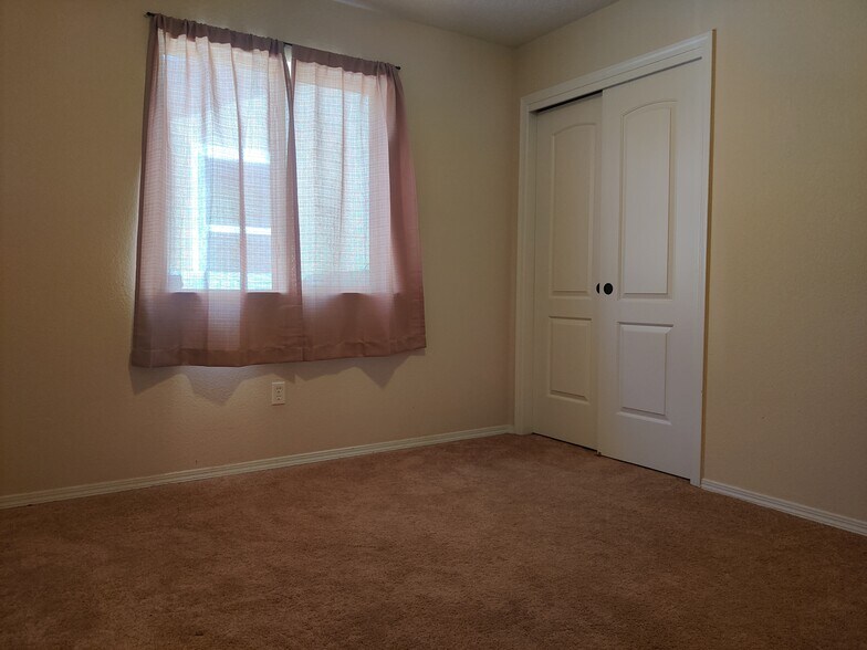 Building Photo - 420 Sawtooth St SE