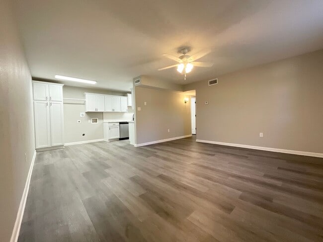 Building Photo - 713 Melody Ln