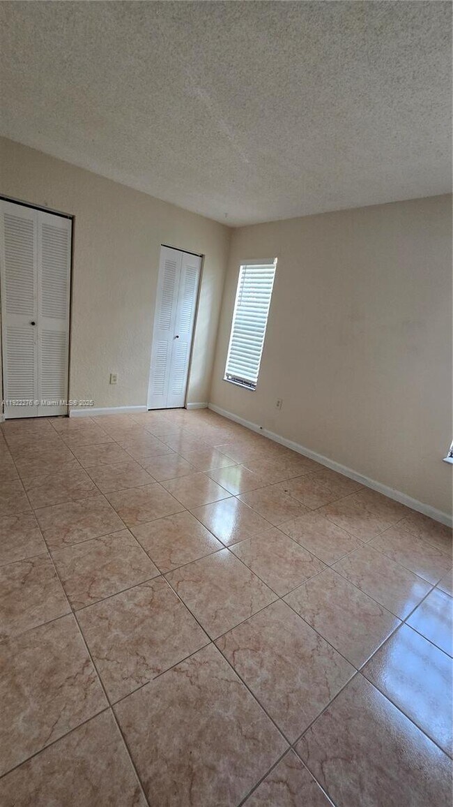 Building Photo - 13500 NE 3rd Ct