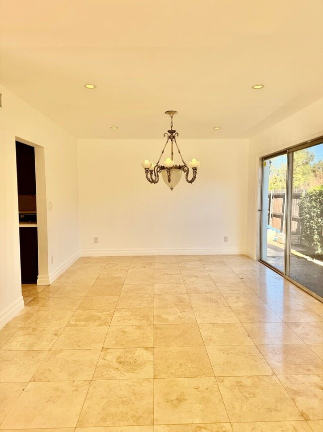 Building Photo - Gorgeous Tarzana Home