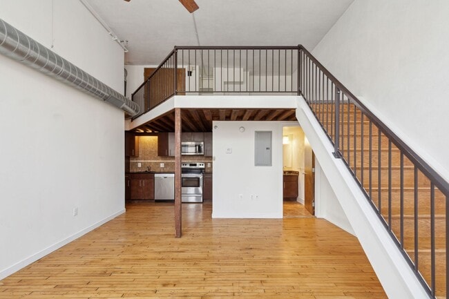 Building Photo - Newly Renovated Condo Center City