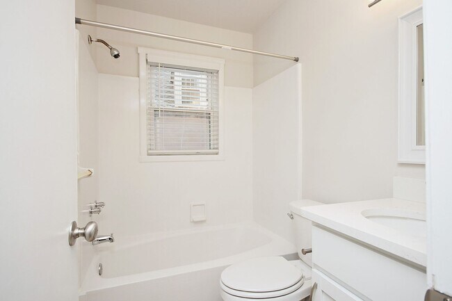 Building Photo - Student-Friendly 1BR Apartment Near The School of Data Science