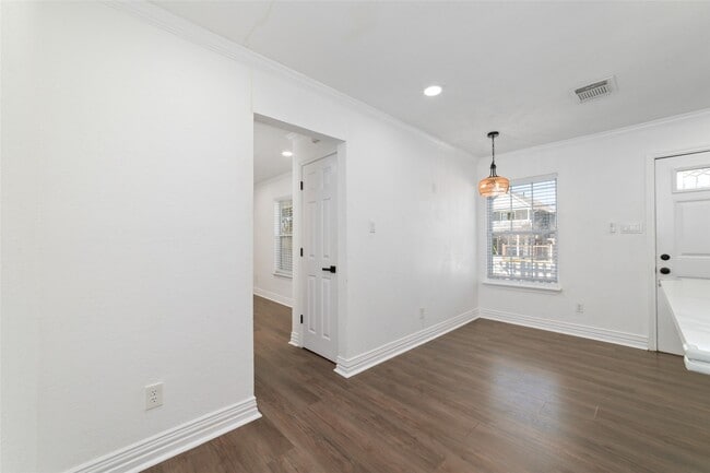 Building Photo - 802 E 33rd St