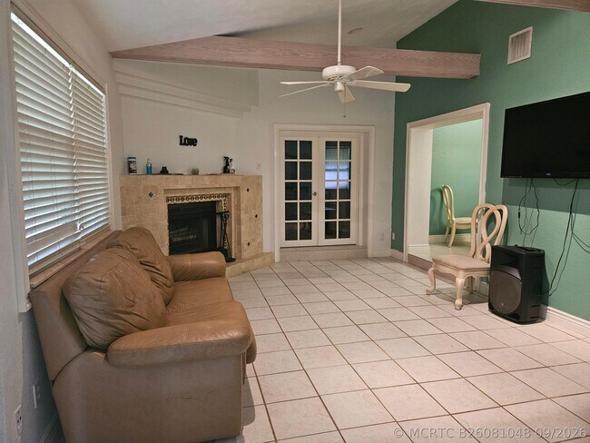 Building Photo - 286 NE Brunson Ct