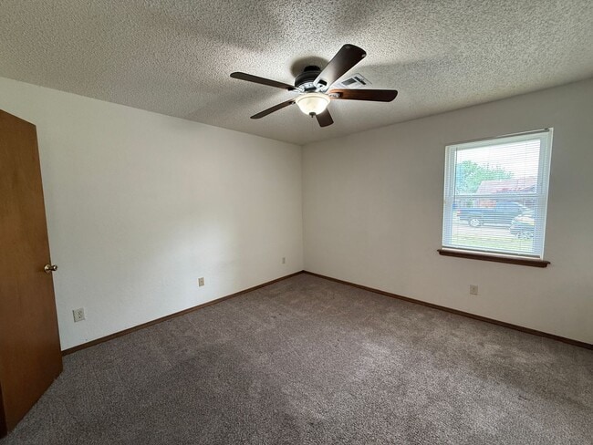 Building Photo - Three Bedroom, 2 Bath large Yard