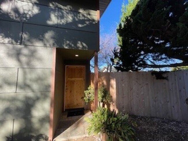 Building Photo - 481 Hillview St
