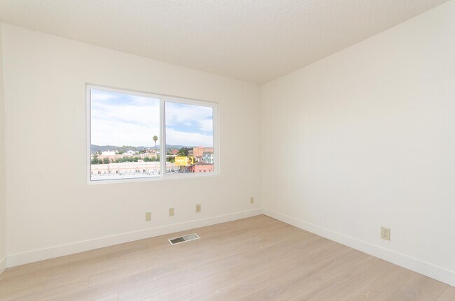 Building Photo - 321 S Berendo St