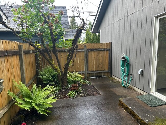 Building Photo - Adorable 1 bedroom 1 bathroom home in Spri...