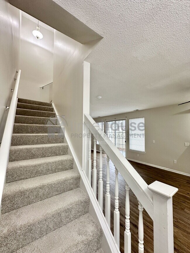 Building Photo - 5872 Ludington Dr