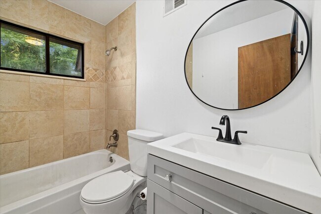 Building Photo - Bright & Updated 2 Bed Rental – Move-In Re...
