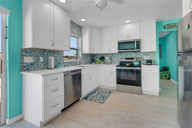 Building Photo - 2567 Cay Cove