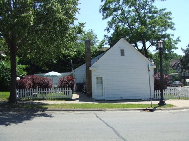 Primary Photo - ENTIRE HOUSE: Cozy 2-Bedroom Home in Beaut...