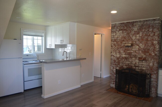 Building Photo - Charming Duplex in Prime Ballard-Fremont Location