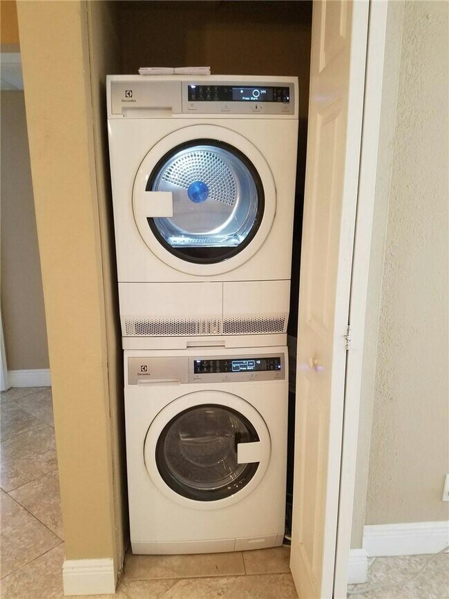 Building Photo - 10926 Royal Palm Blvd