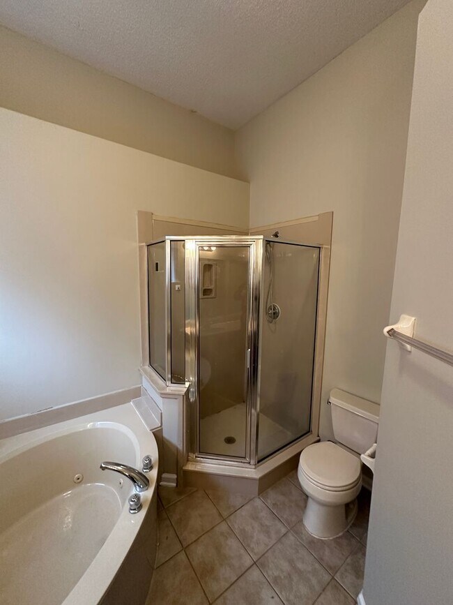 Building Photo - 3BD/2BA 1,640 sq. ft. Home With Split Floor Plan. Pets Are Welcome With Owner's Approval.