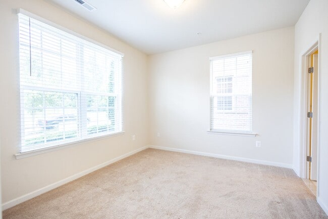 Building Photo - Beautiful 3 BR/3 BA EOG Townhome in Capito...