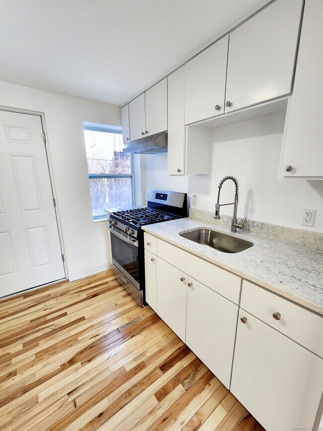 Building Photo - 930 Wethersfield Ave