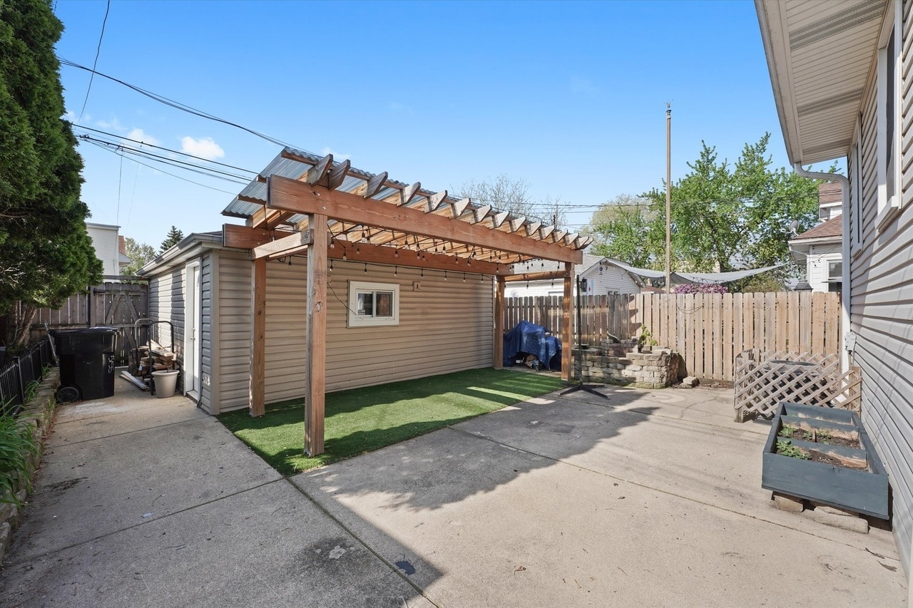 Building Photo - 5151 W Fletcher St