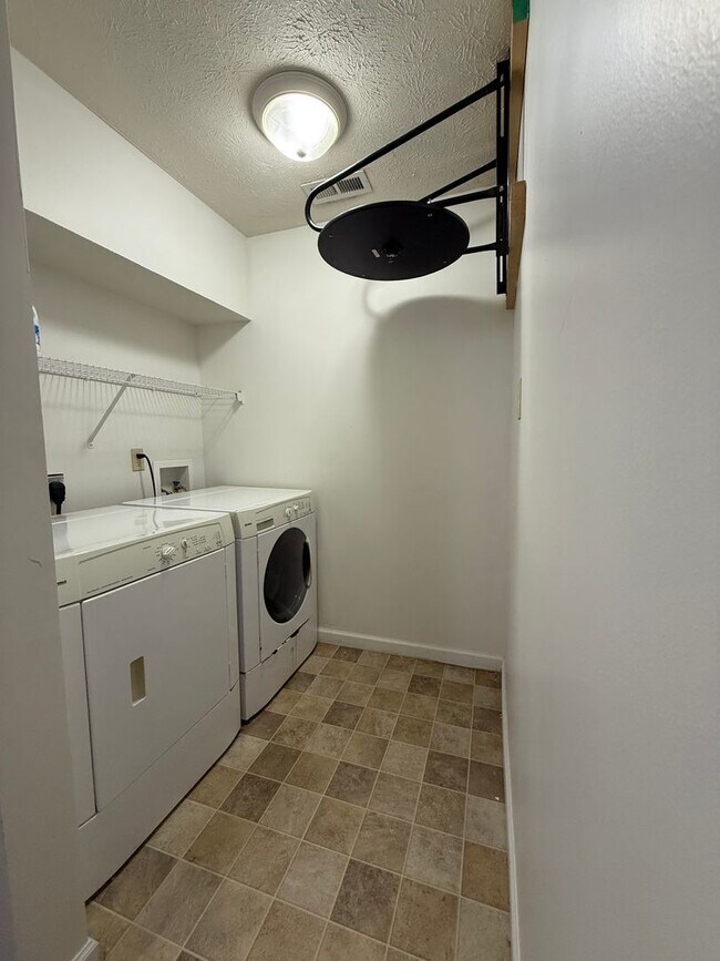 Building Photo - Live Comfortably in Timber Ridge – Just 2 Miles from IU!