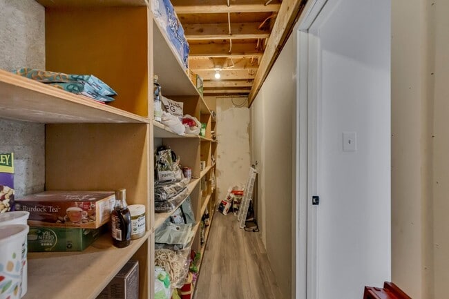 Building Photo - Beautiful 5-Bedroom Home in Sandy!