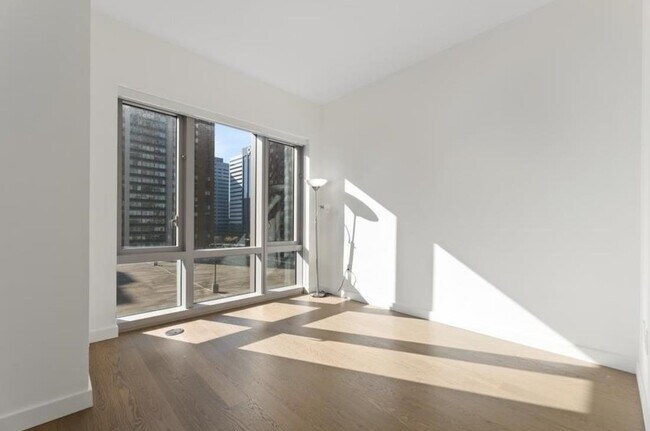 Building Photo - 75 Park Ln S