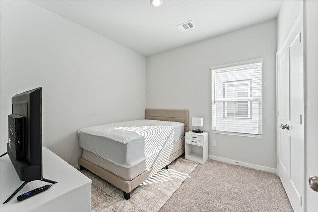 Building Photo - 16215 Globetrotter Ct