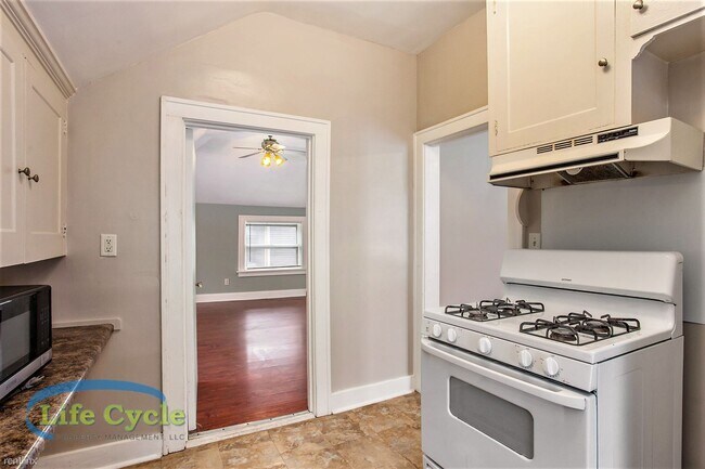 Building Photo - 2 br, 1 bath Triplex - 248 Henry Ave SE