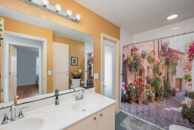 Building Photo - Luxurious 4 Bed/2.5 Bath Home with Stunning Lake and Golf Course Views with Pool on Savannahs Tra...