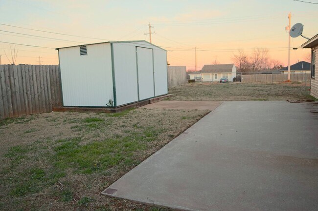 Building Photo - Cute and Clean 2 bedroom near SWOSU