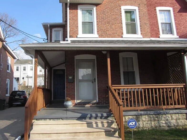 Building Photo - 39 Thomas Ave