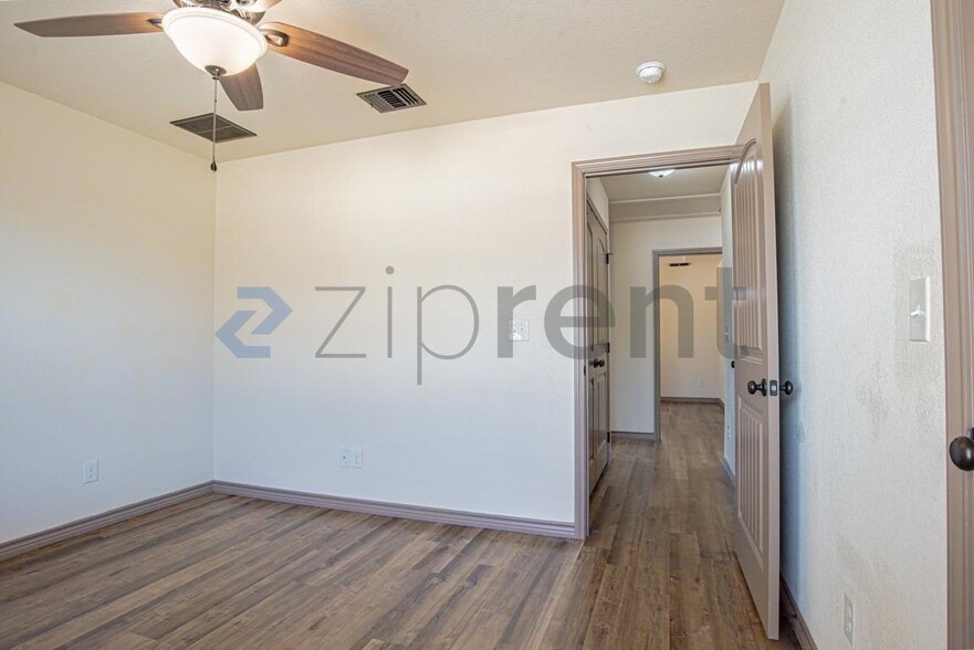 Building Photo - Unit