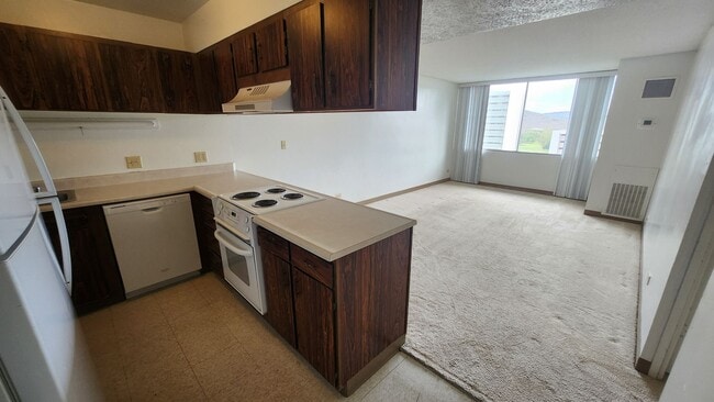 Building Photo - 1320-S