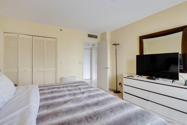 Building Photo - 5279 Fountains Dr S