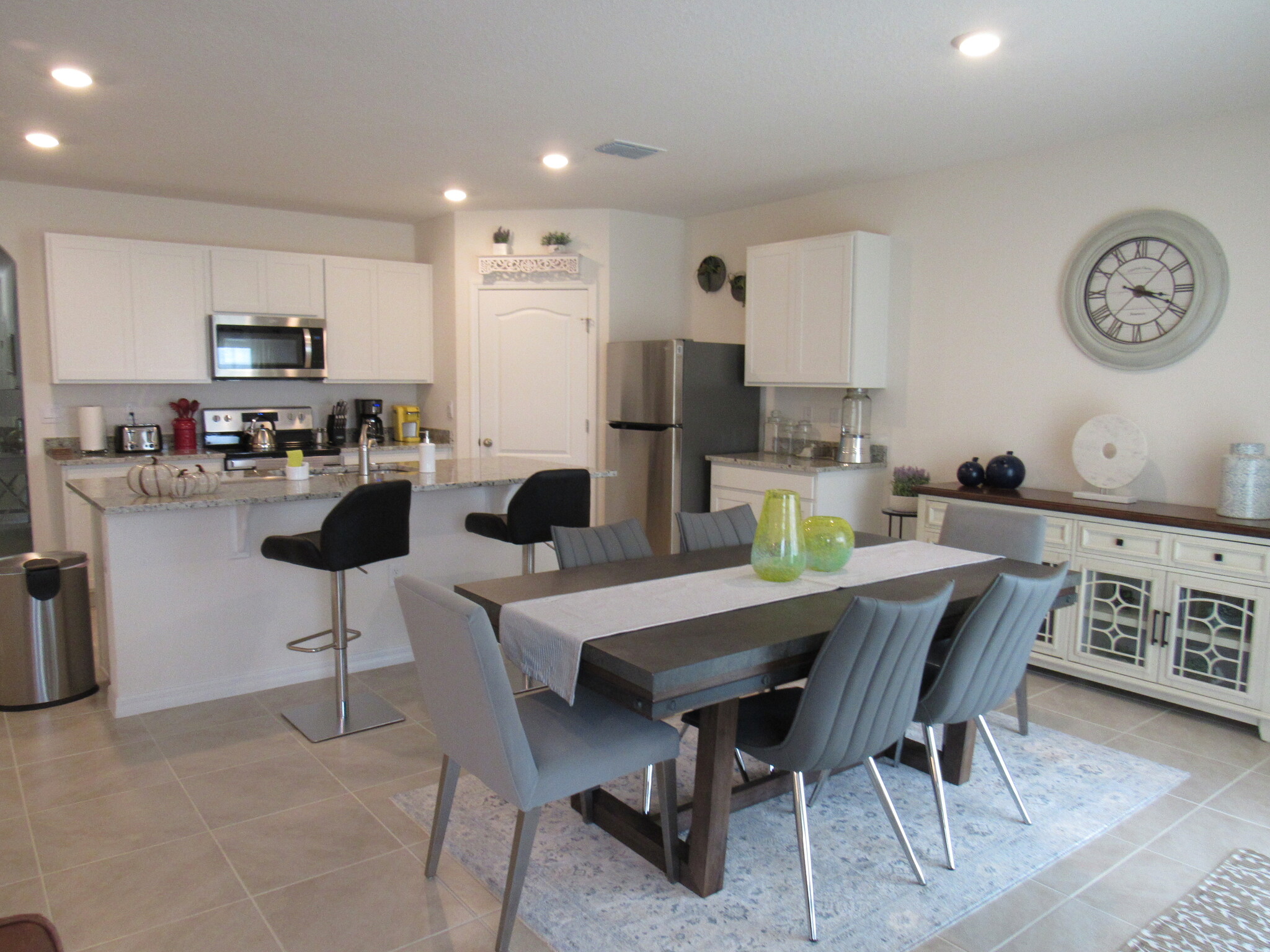 KITCHEN/LIVING ROOM - 2688 Magnolia Ave