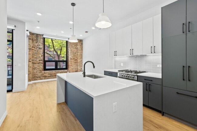 Building Photo - Premiere West Loop 1 Bed/ 1 Bath! Condo Quality Interiors! 4/1 Availability Date!
