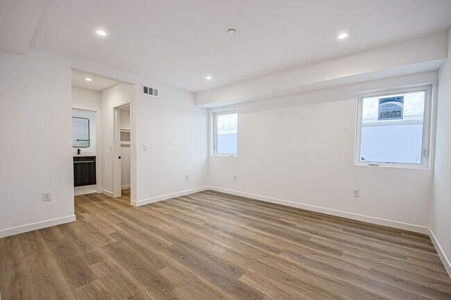 Building Photo - 5233 Satsuma Ave